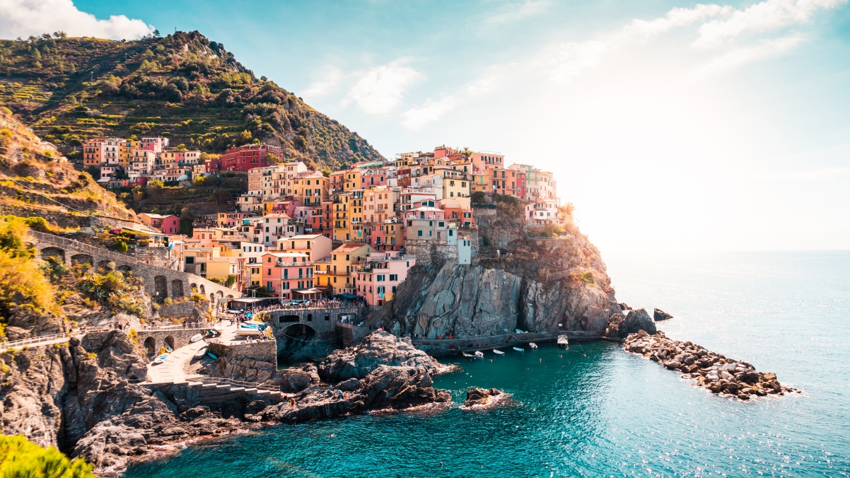 意大利马纳罗拉悬崖上的小镇五渔村4k高清风景壁纸
