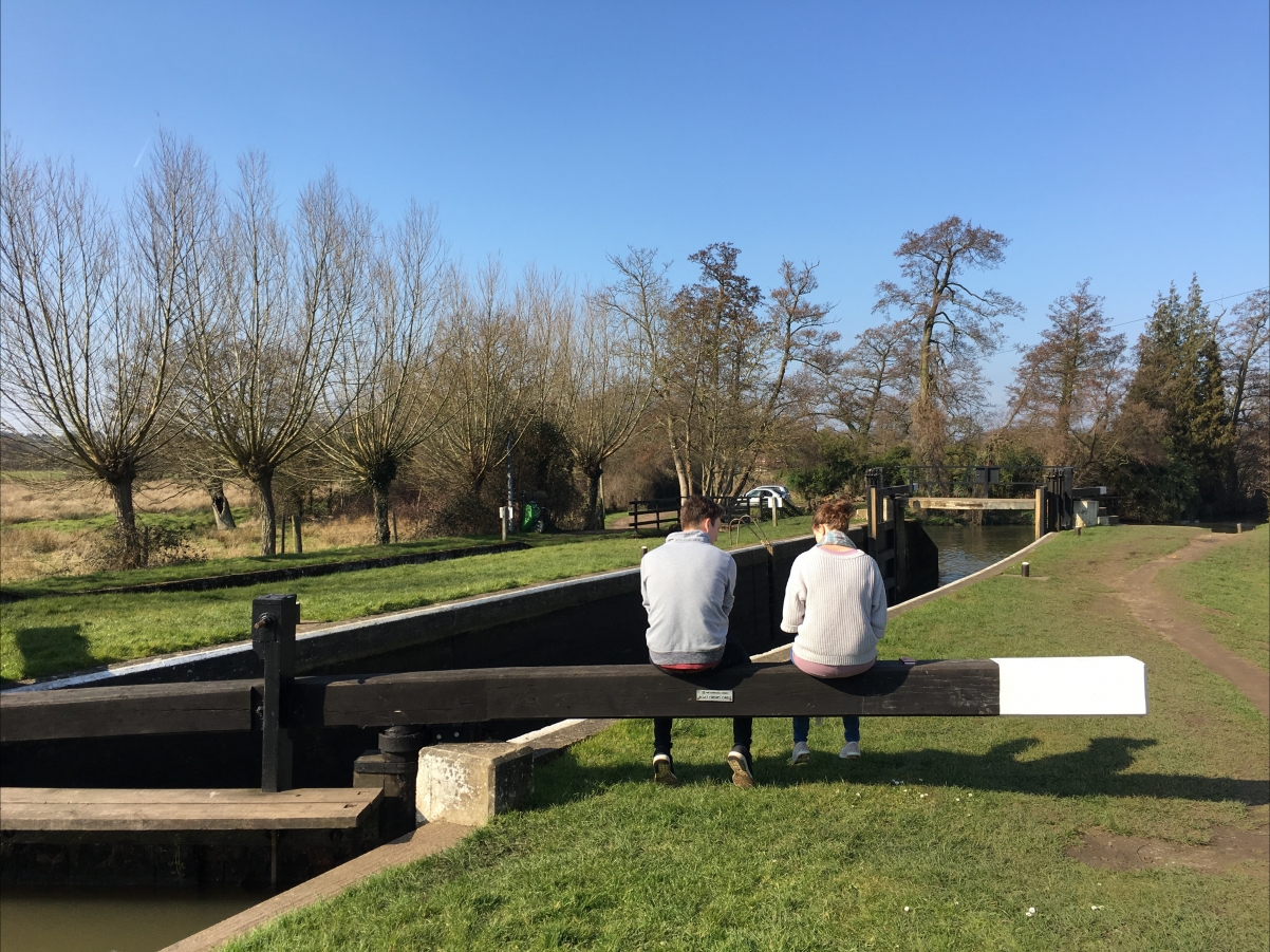 情侣乡村英国公园运河坐着4k图片