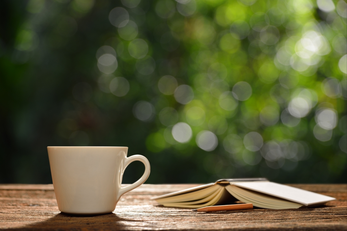咖啡杯,书,早晨,6k背景图片