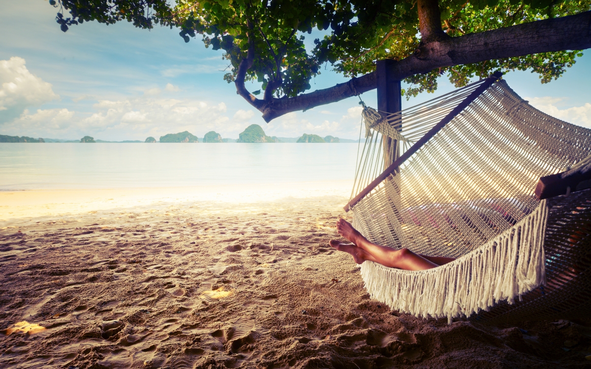 海滩 树 吊床 休息 放松 美女4k壁纸