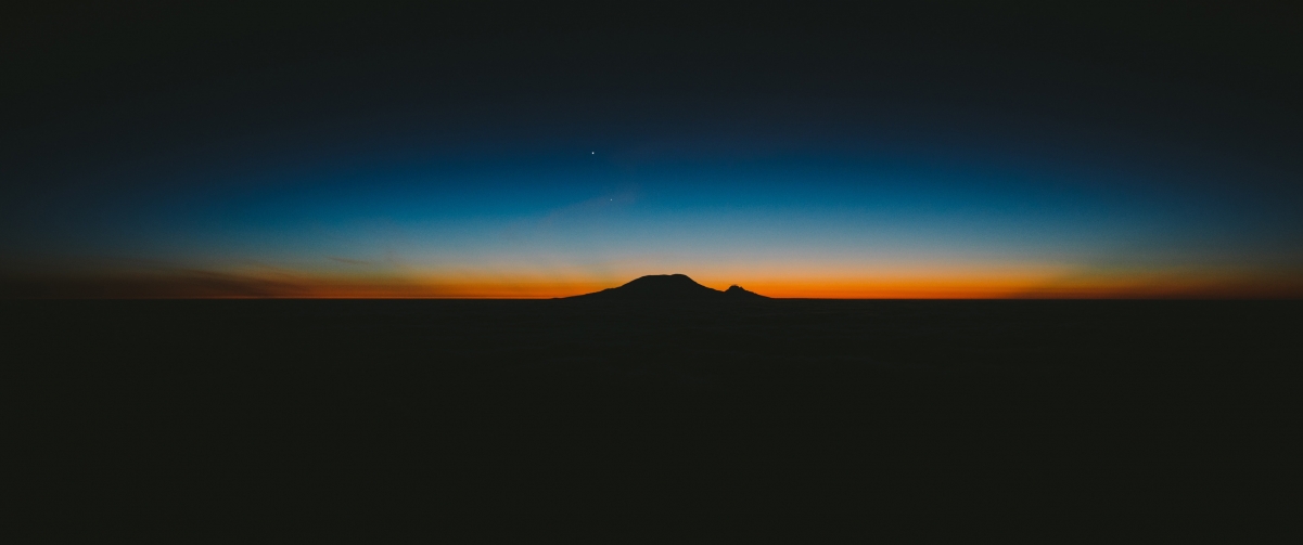 夜晚天空山风景3440x1440壁纸