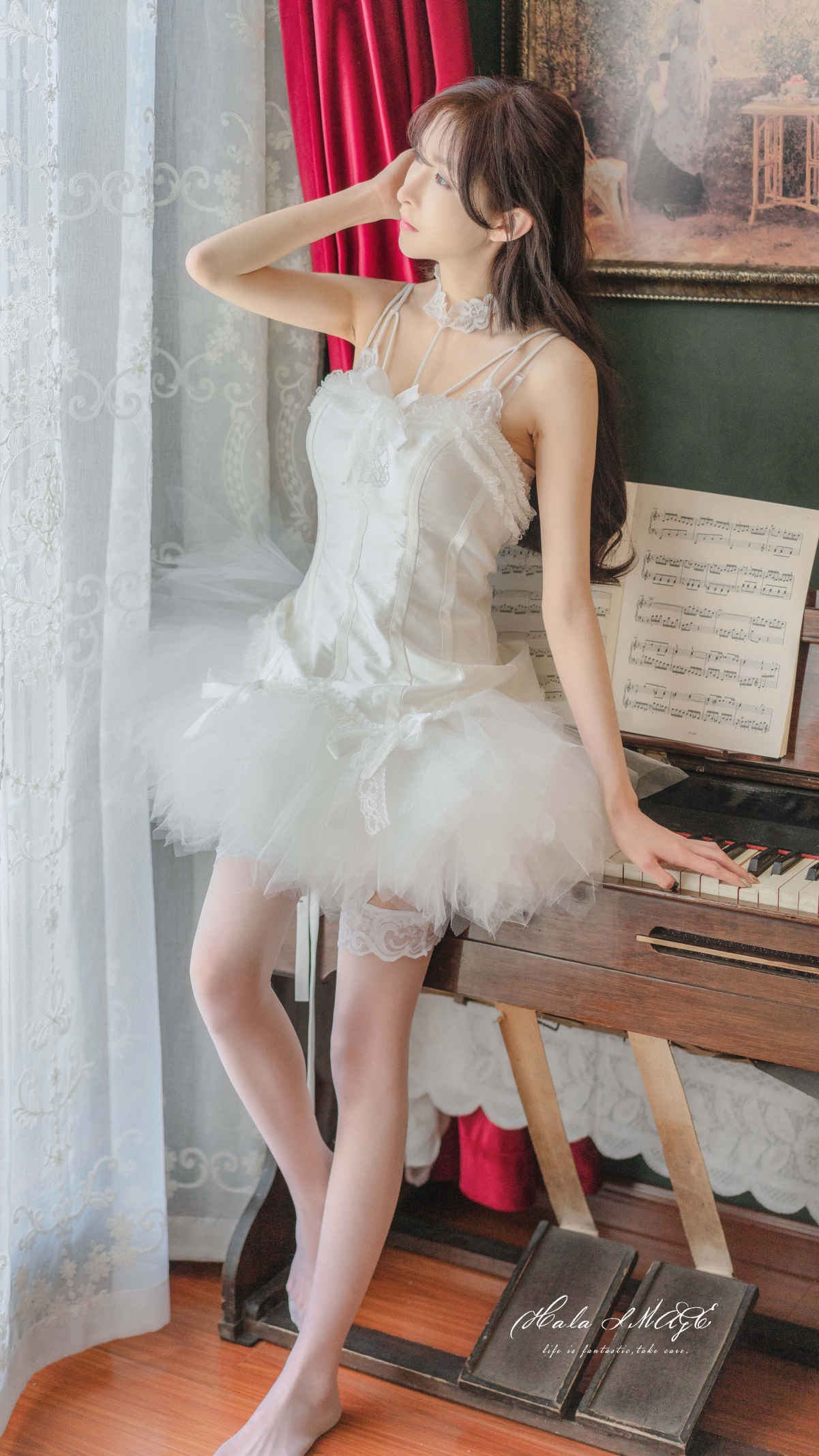 美女白色裙子 钢琴 4k手机美女壁纸竖屏2160x3840