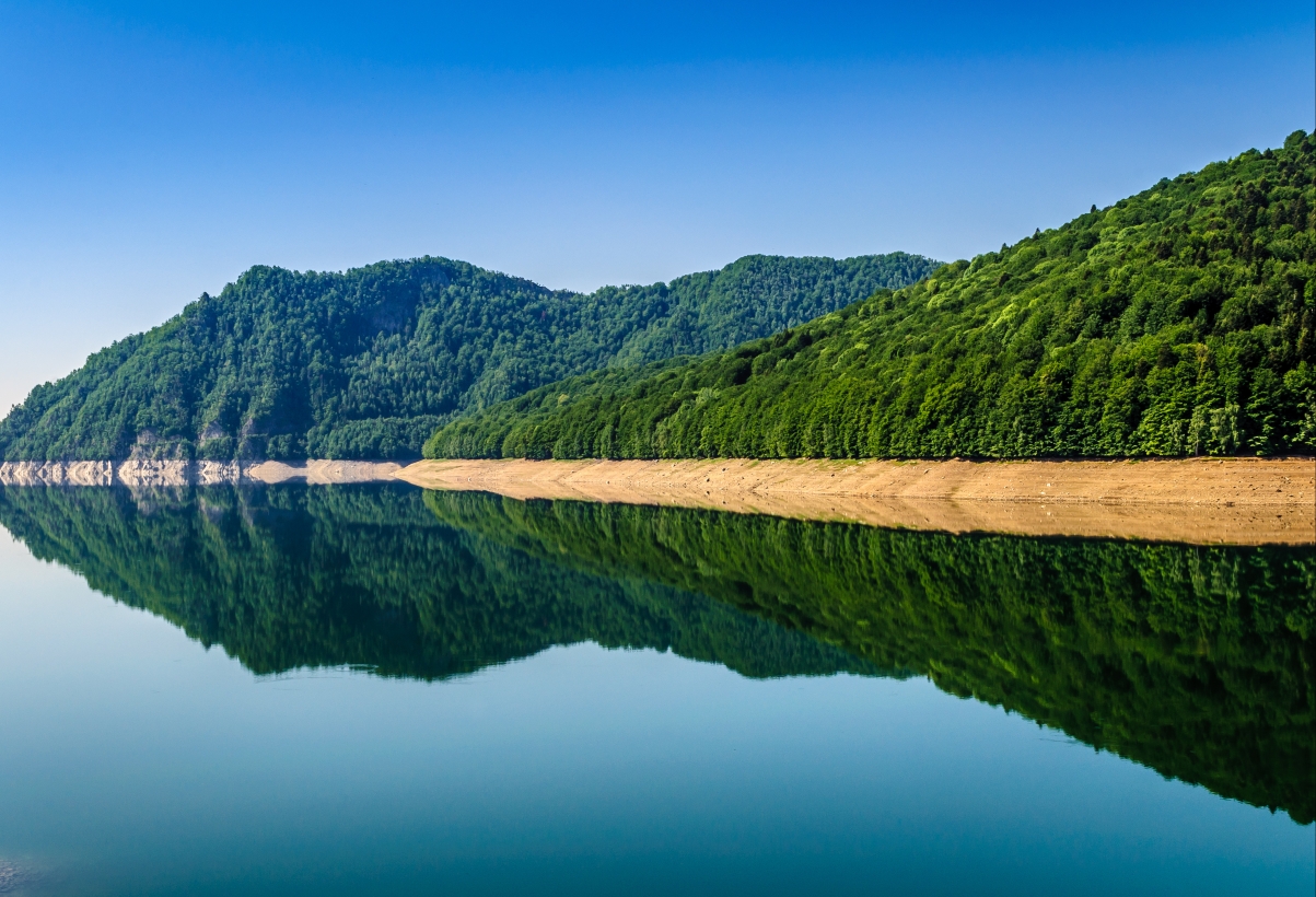 罗马尼亚 弗格拉什山脉 湖 倒影 蓝天 4k风景壁纸