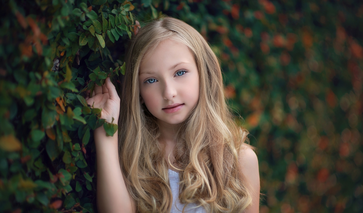可爱金发小女孩美丽的眼睛摄影4k壁纸