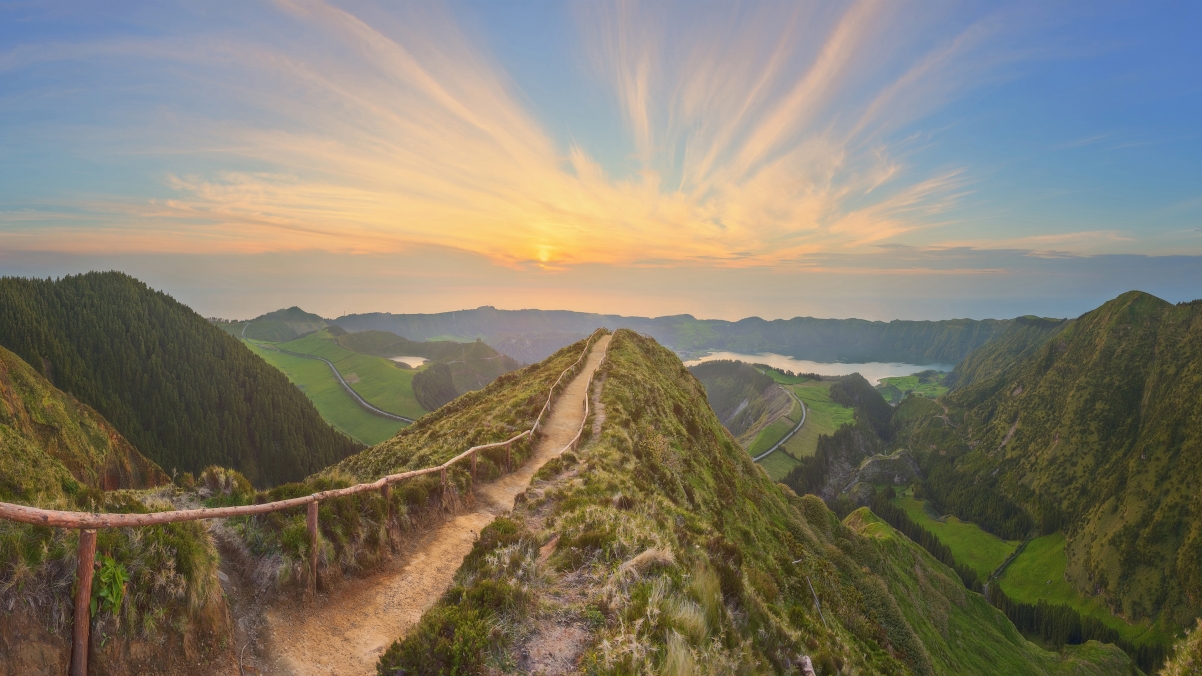 葡萄牙 亚速尔群岛 步道 护栏 山 日落 4k风景壁纸