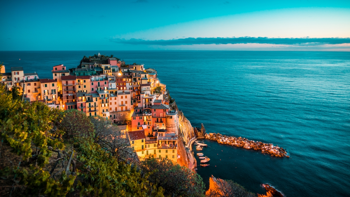 美丽的晚上意大利五渔村4k风景壁纸
