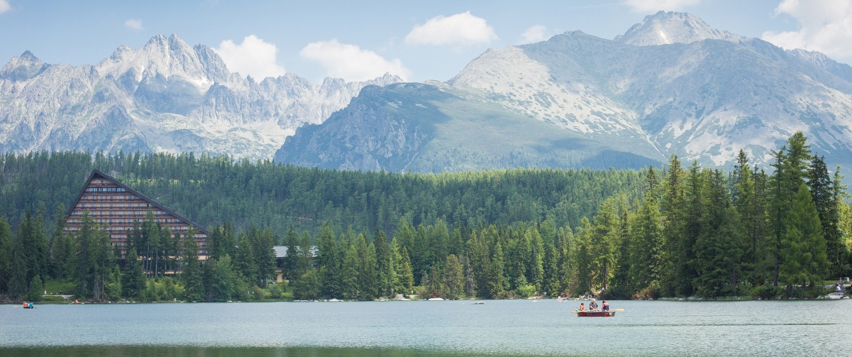 森林山脉和湖全景风景3440x1440壁纸