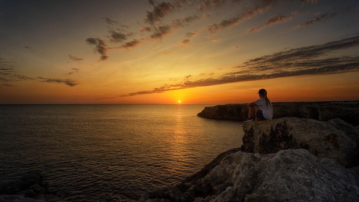 海岸看日落日出的女孩5k风景图片