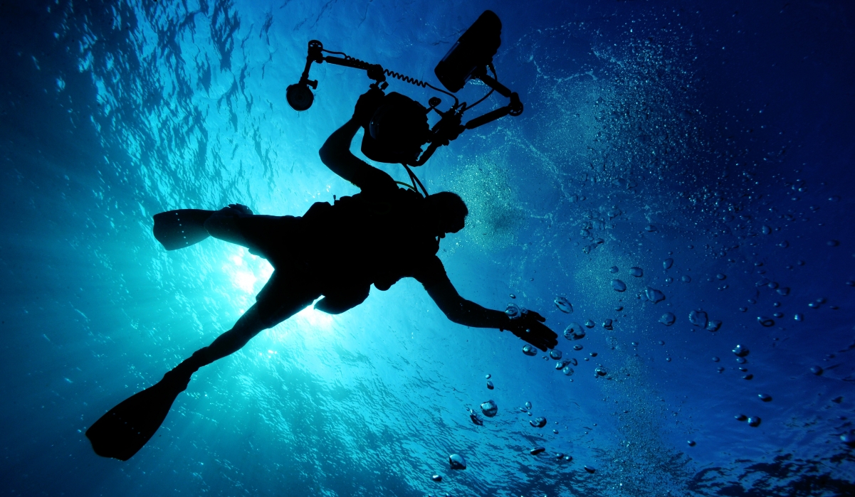 海洋 水 光 潜水员 水下 相机 跳水 游泳 探索 4K壁纸