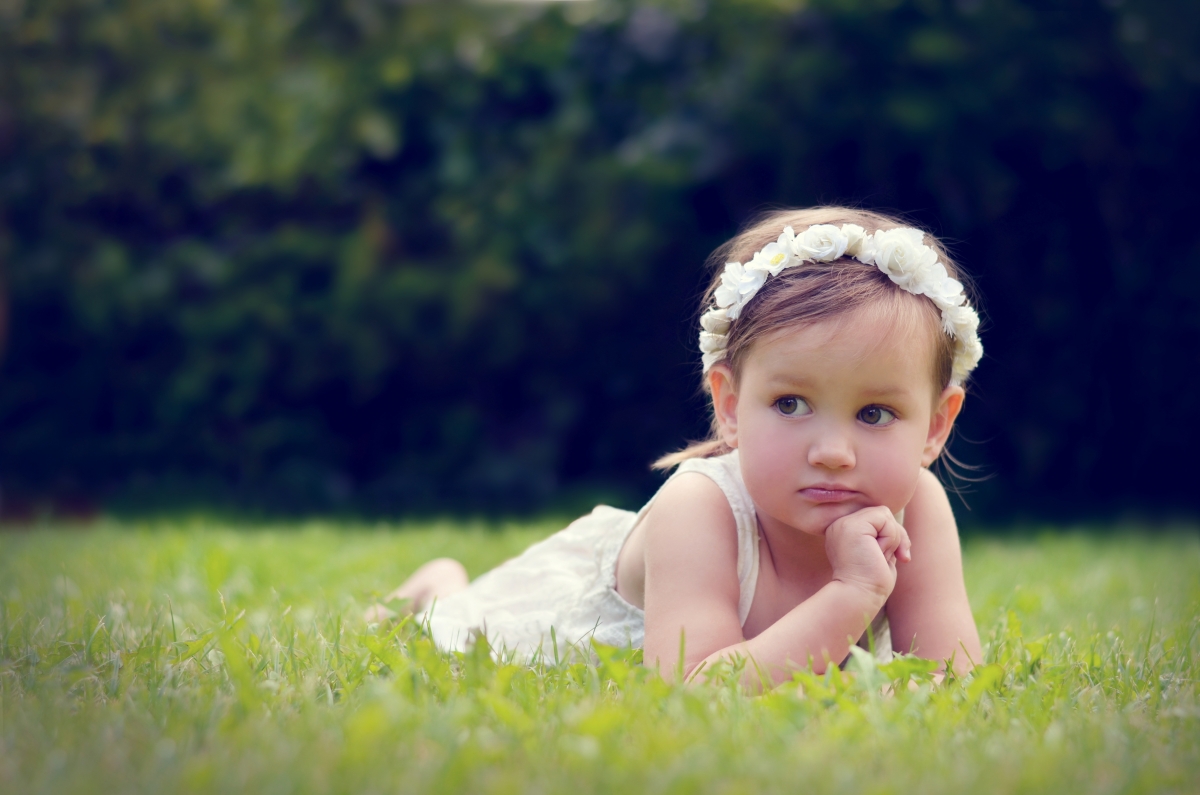 草地上的婴儿小女孩4K图片壁纸