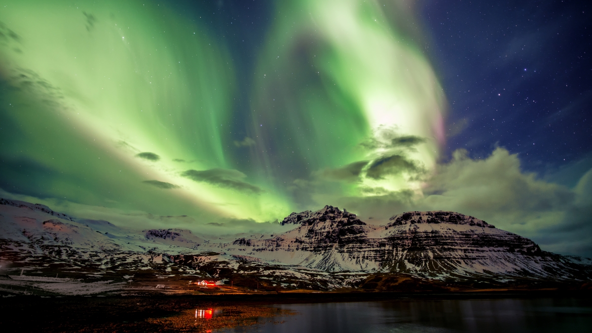 天使的翅膀-冰岛上的北极光4096x2304风景壁纸