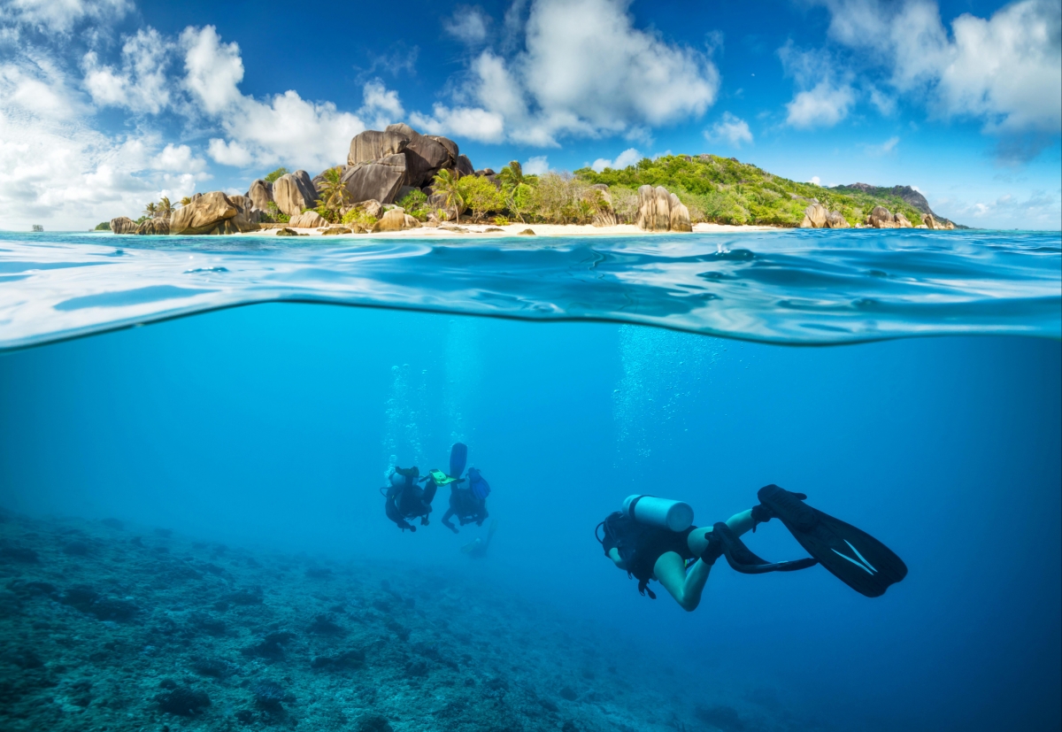 大海小岛潜水员风景图片
