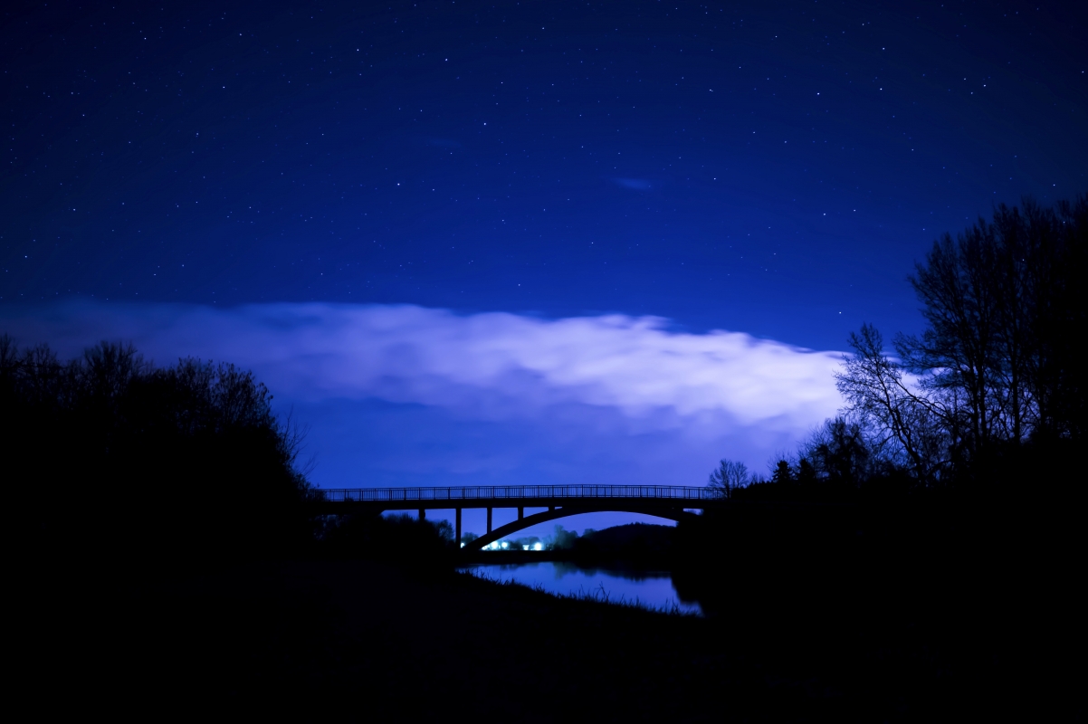 繁星点点的天空 夜间 夜晚的天空 云 黑暗 5K风景图片