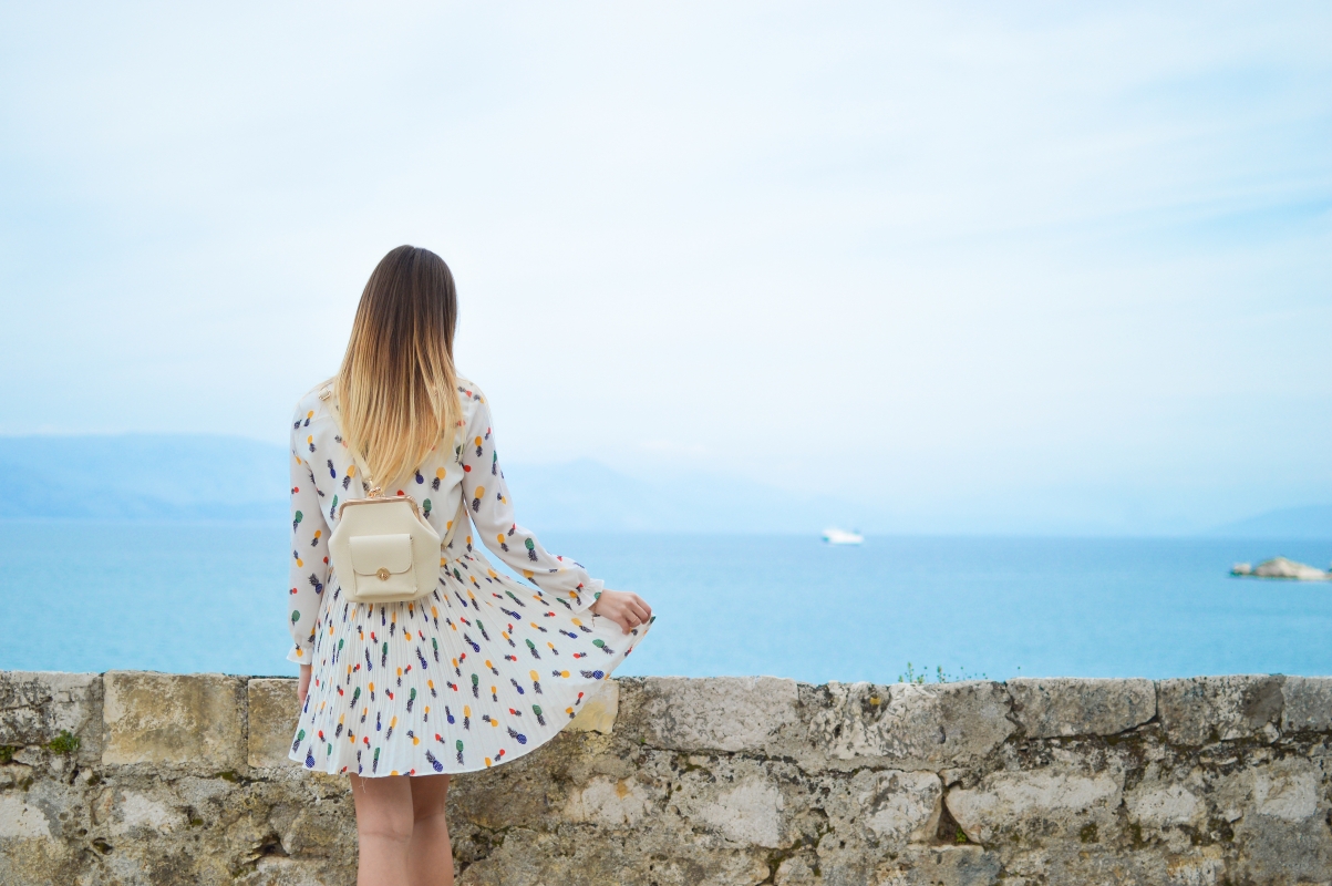 女孩 裙子 背部 小清新 度假 假期 漫步 旅行 景区 海洋 6K图片
