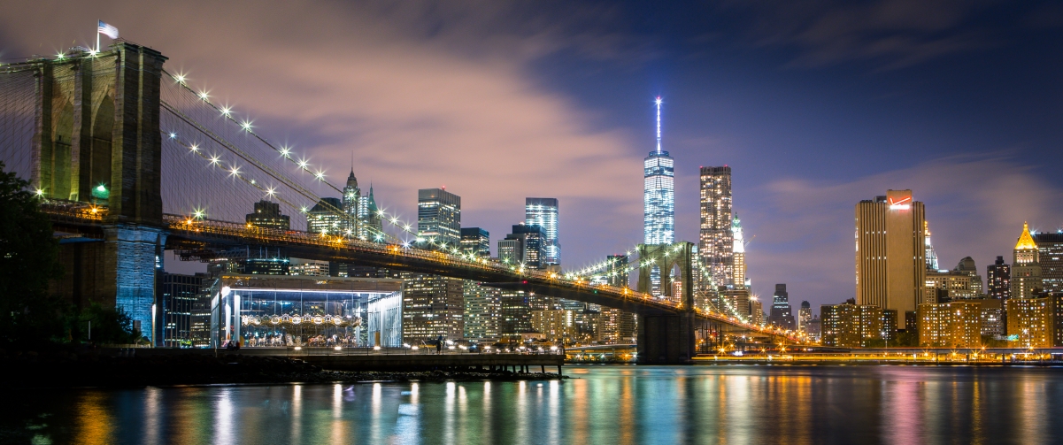 纽约金融区与华尔街大桥璀璨夜景，3440x1440超高清4K风景壁纸免费下载