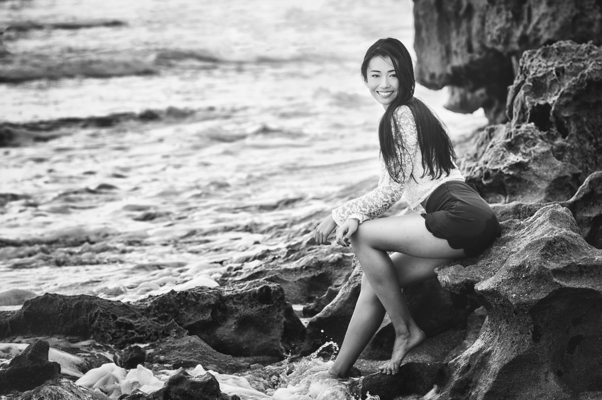 夏天 女孩 微笑 海滩 黑白照片 4K美女壁纸
