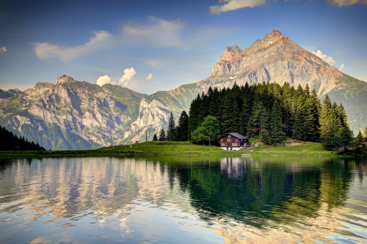 瑞士 阿尔卑斯山 湖 树林 木屋 美丽的自然风景4K壁纸