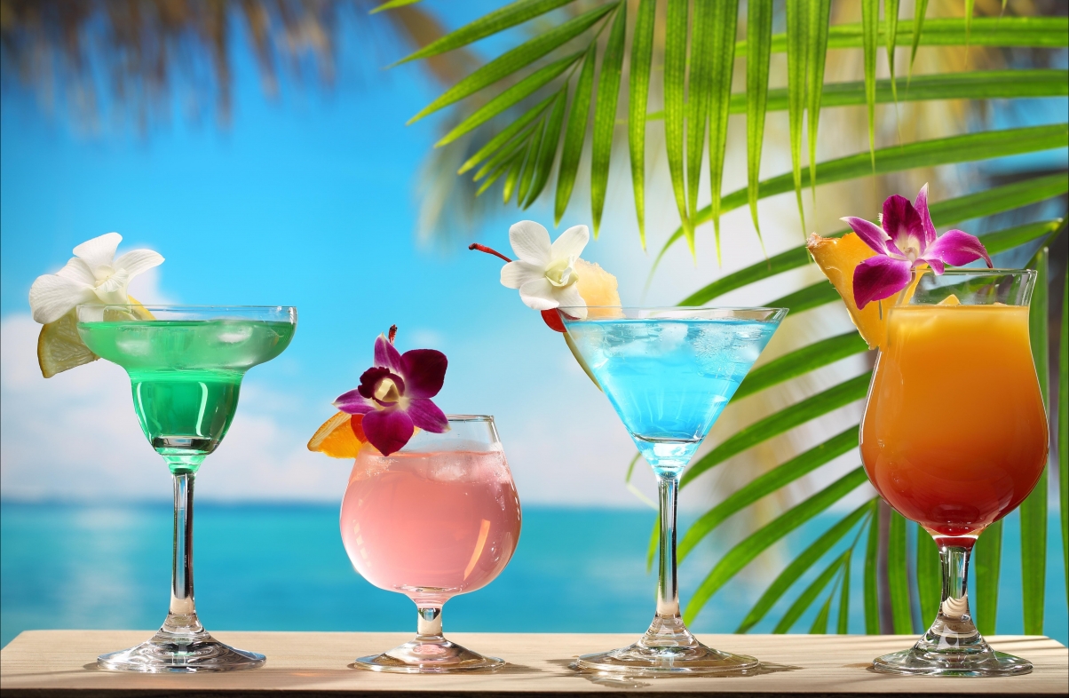 饮料、鸡尾酒、菠萝、热带海边、天空、柠檬、棕榈树、椰子、橙汁,图片