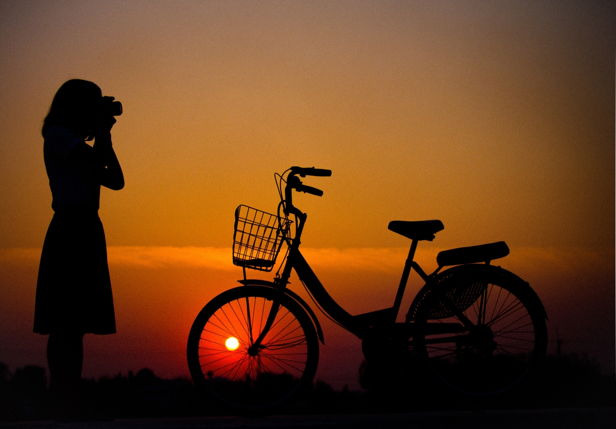 女孩 自行车 旅行 黄昏 4K图片