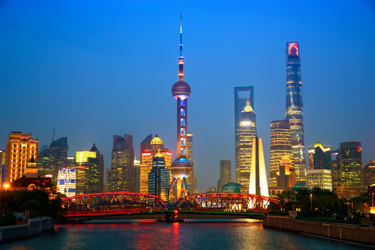 晚上璀璨上海摩天大楼，绝美4K高清风景壁纸，4000x2667超清分辨率，免费下载！
