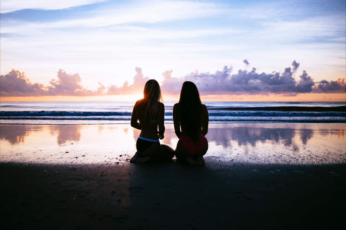海的女孩夕阳女孩两个沙滩背影摄影图配图高清摄影大图-千库网