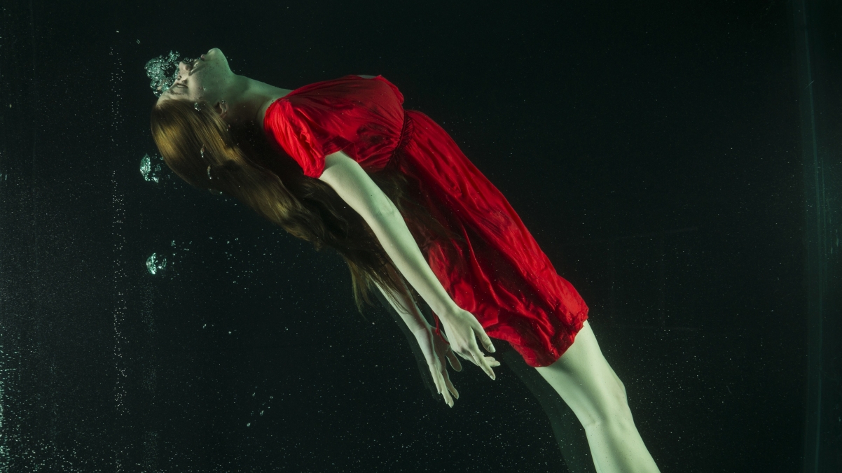 穿红衣服的女孩水下摄影唯美4k壁纸