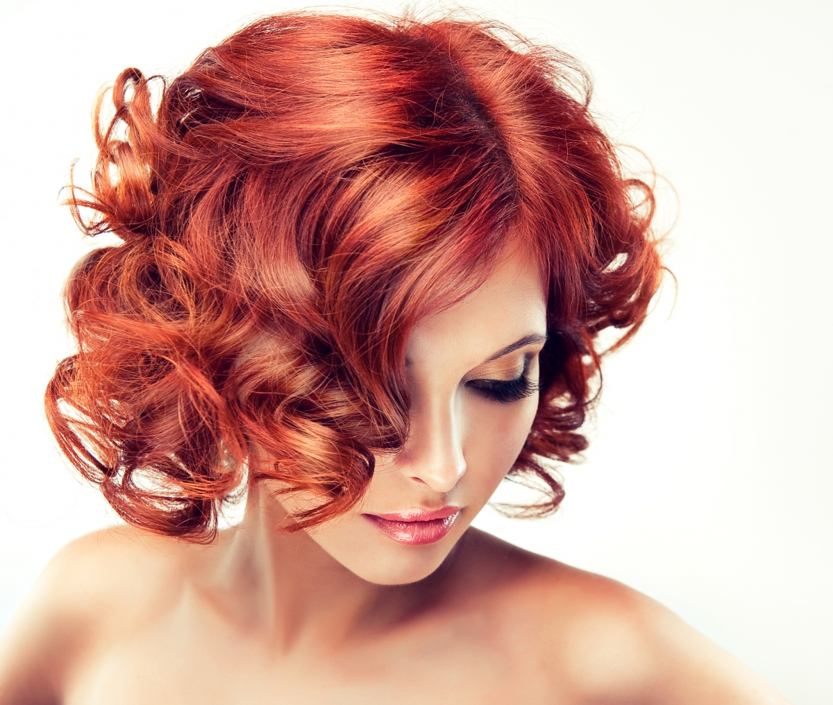 红头发的卷发美女模特4K壁纸图片