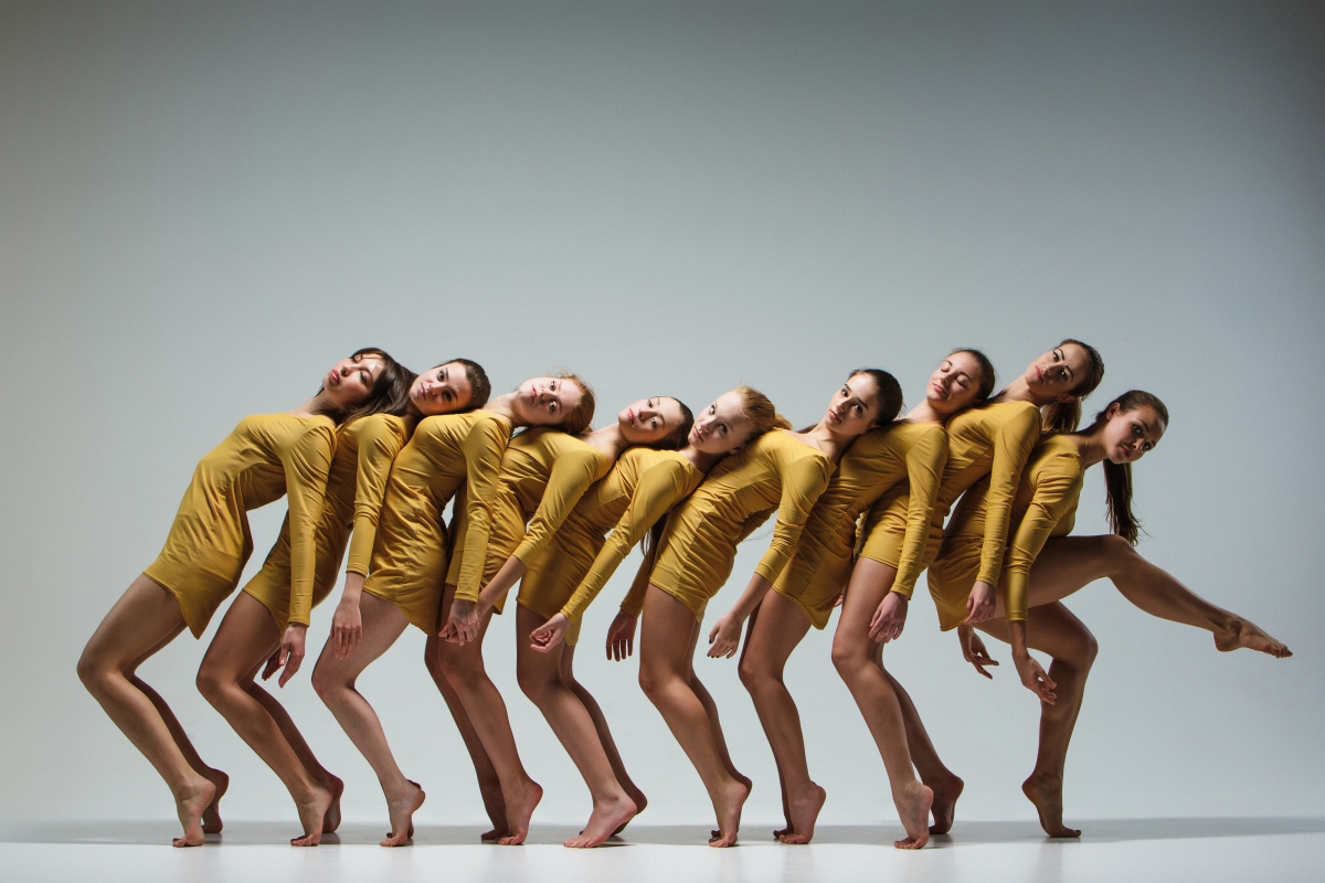 一群现代芭蕾舞美女演员4K壁纸