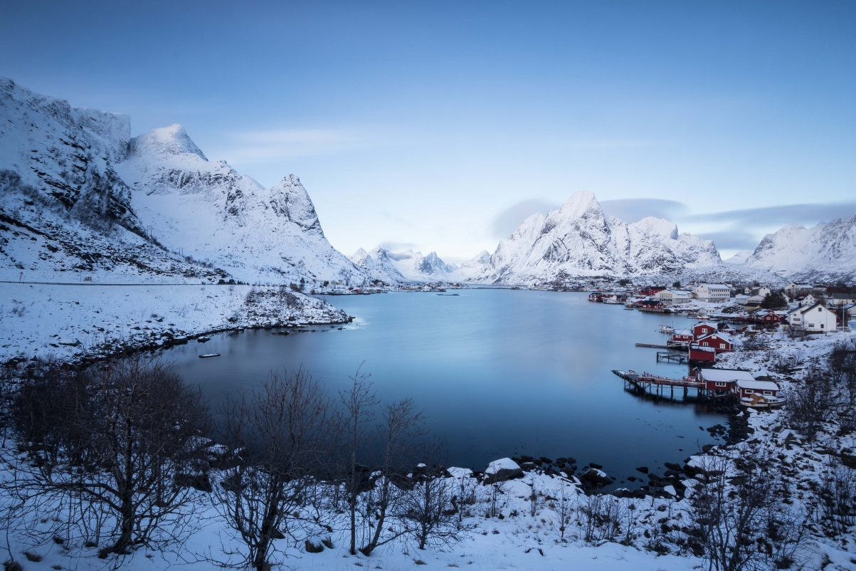 挪威 冬天 山 村 湖 雪 天空 云 5K风景壁纸