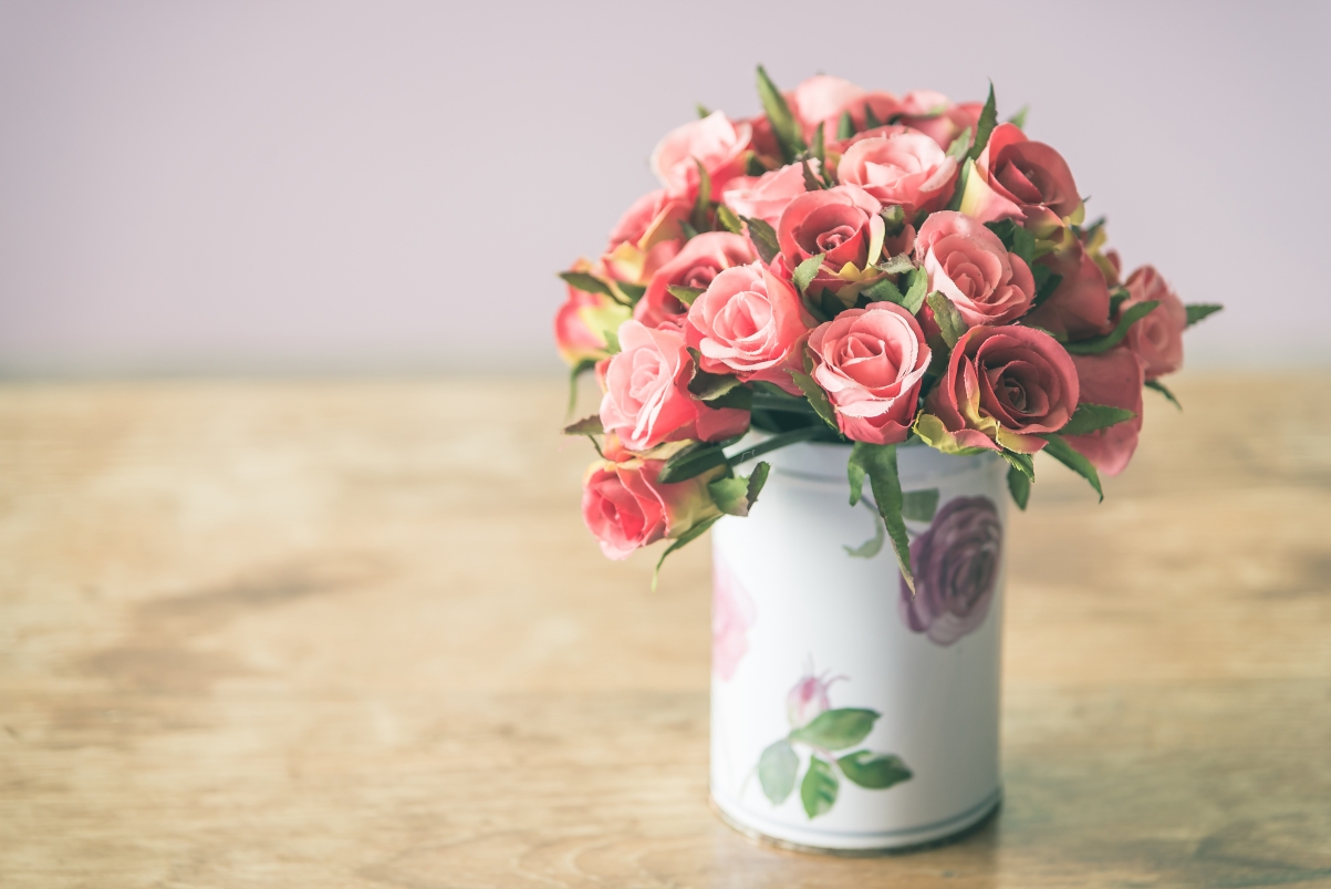 花瓶,鲜花,粉红色玫瑰花蕾,花瓣,6k背景图片
