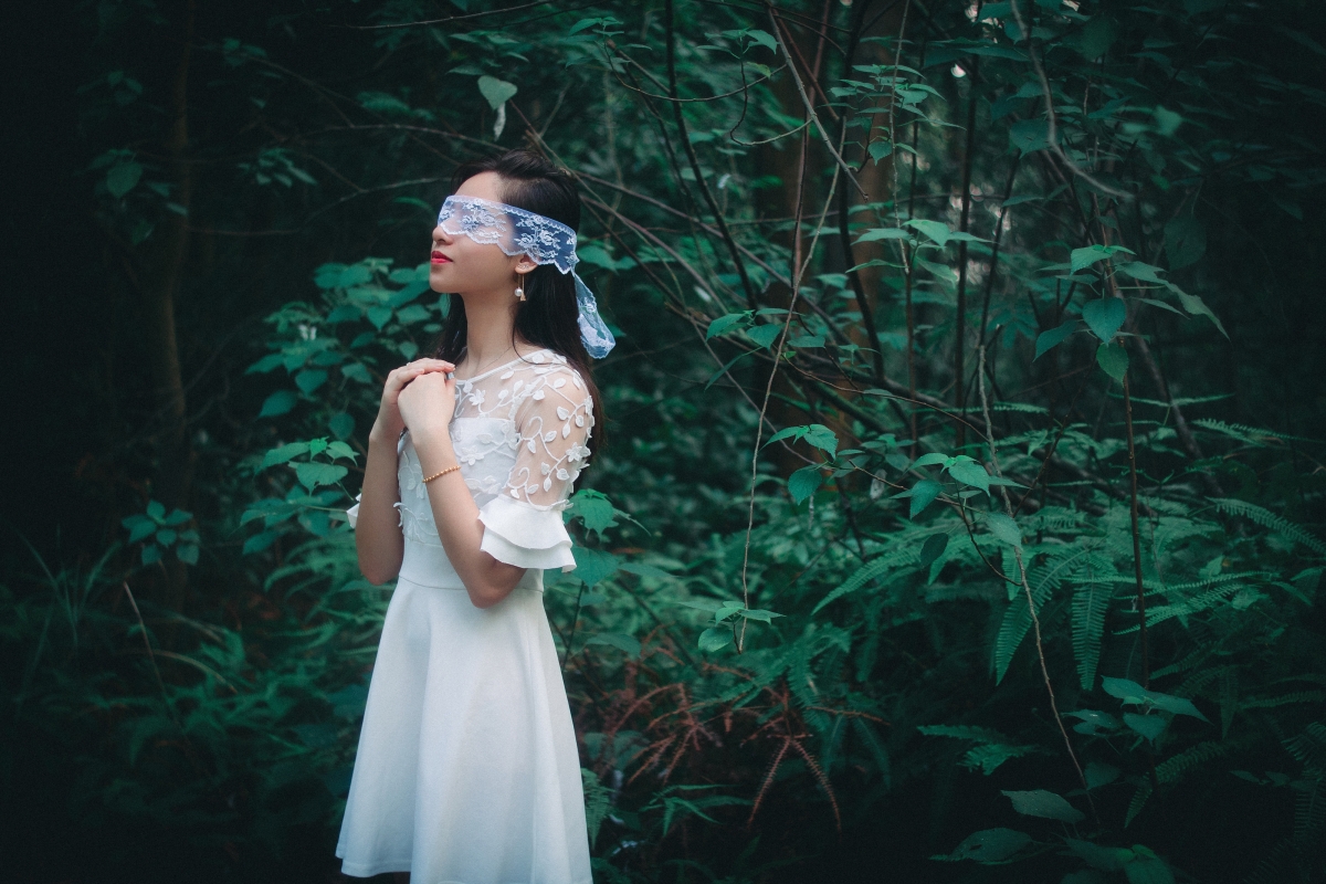 森林 白色裙子美女 唯美摄影4K壁纸