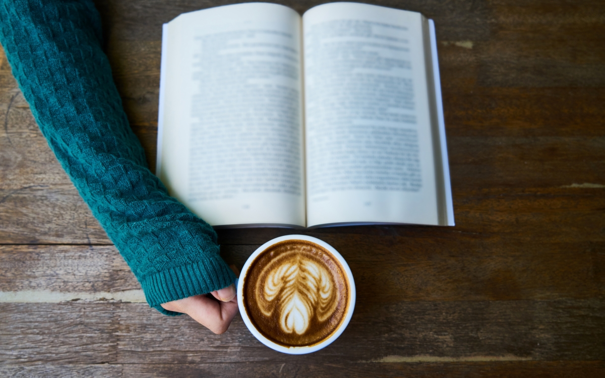 女孩,一本好书和一杯咖啡,设计素材4K图片