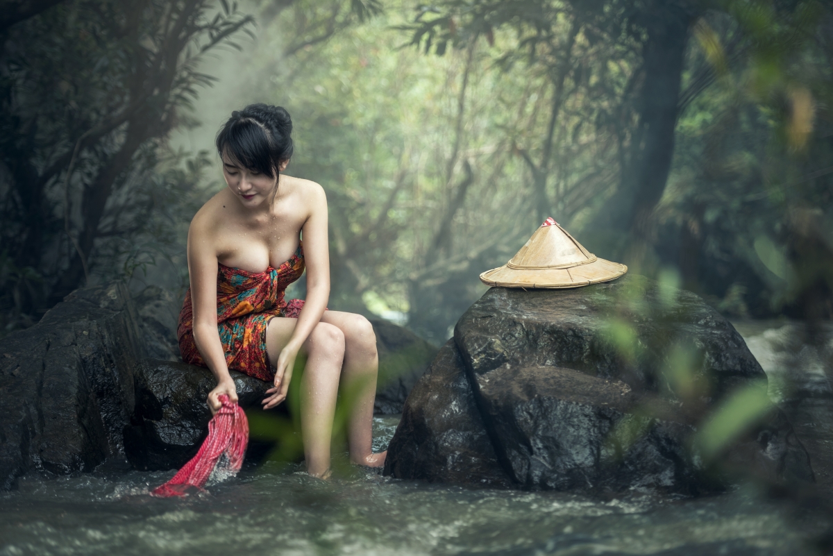 沐浴 柬埔寨 瀑布 可爱脸儿美女6K壁纸