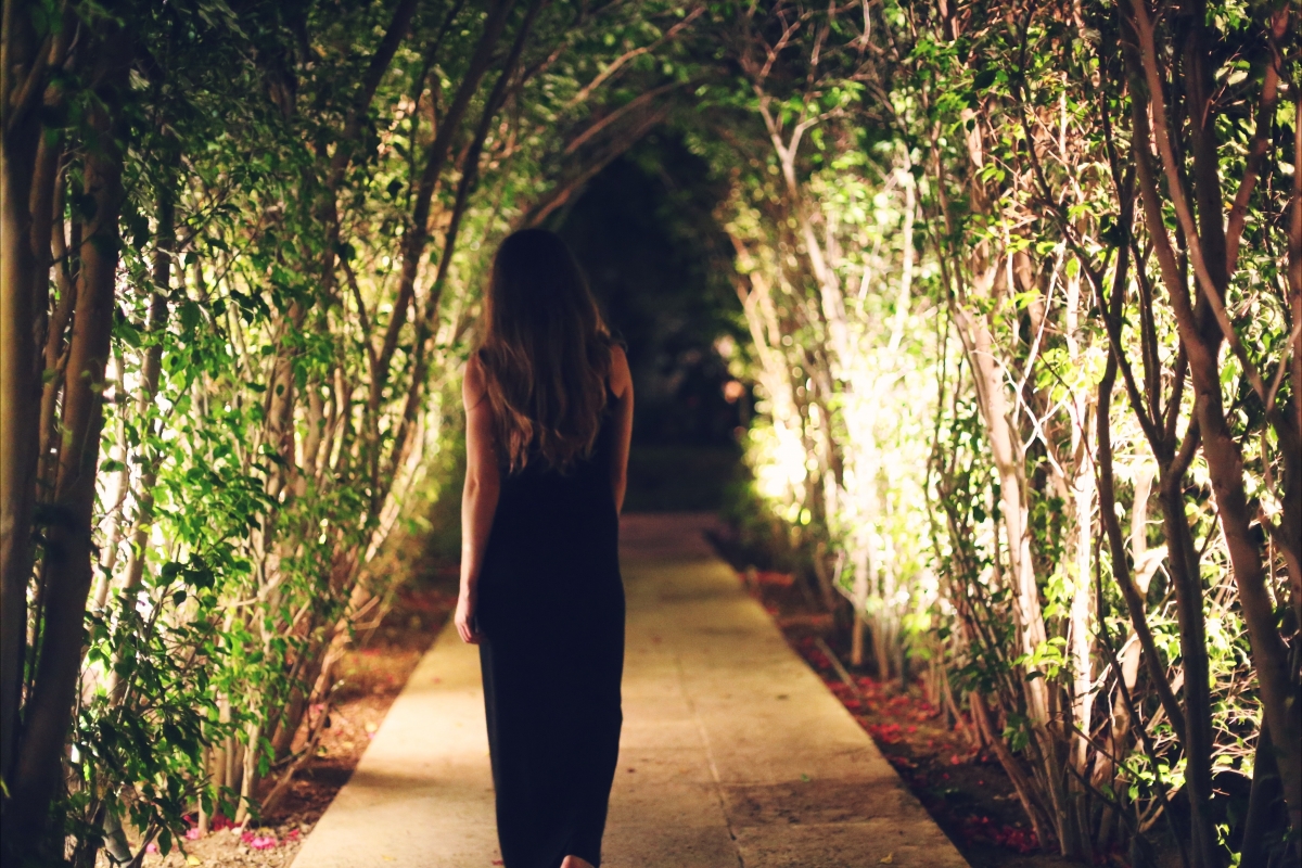 晚上 树木 小道 拱形 美女 黑色裙子 4K图片