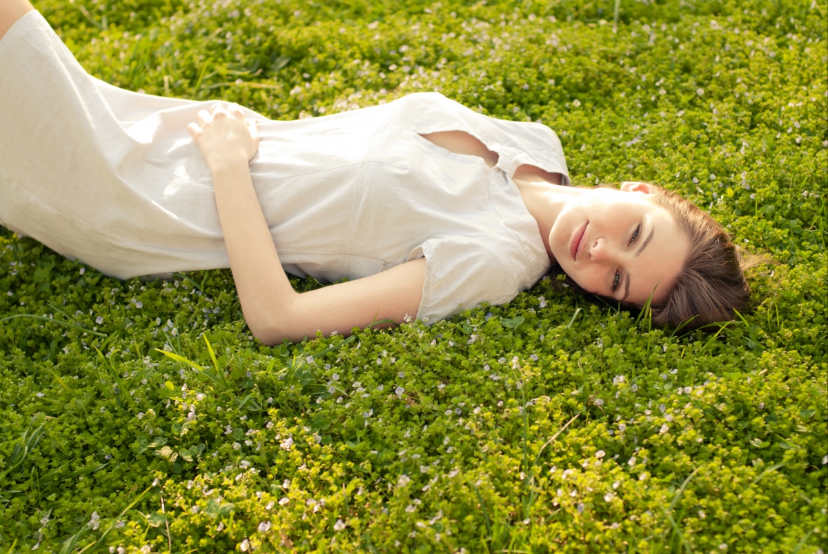躺在草地上的美女 微笑 棕色的头发 裙子 4K美女壁纸