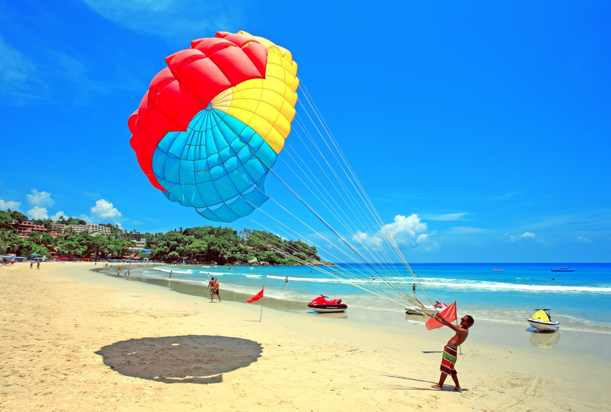 天空 云 海滩 伞 4K风景图片