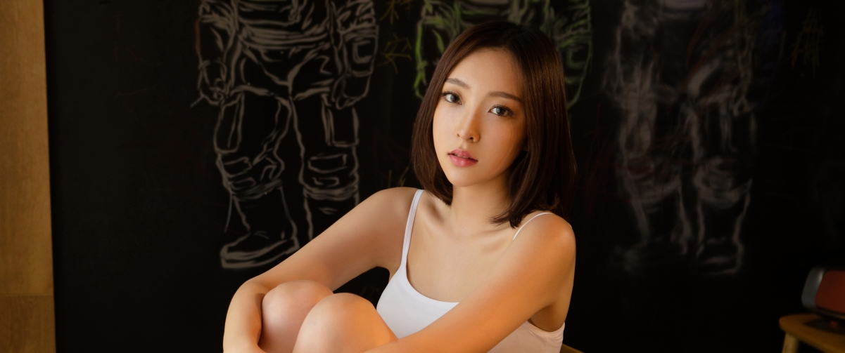 文文短发美女高清壁纸，白色吊带内衣4K超清大图，3440x1440分辨率免费下载