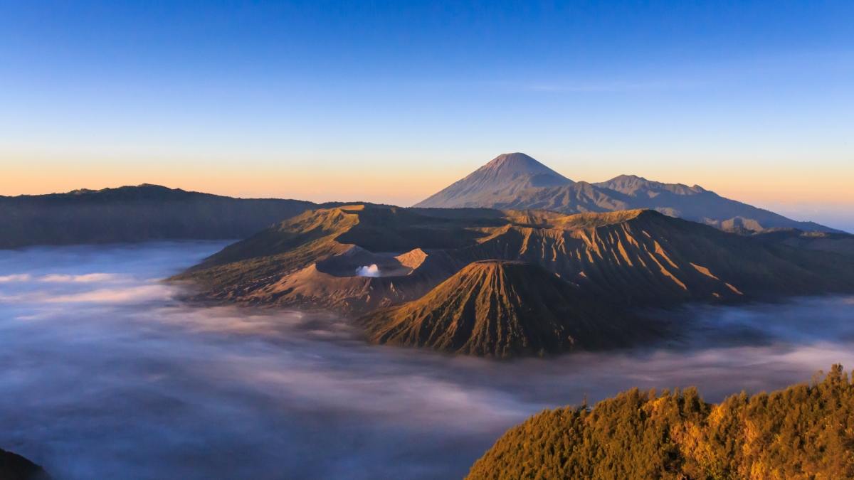 印度尼西亚东爪哇的一座活火山4K风景壁纸