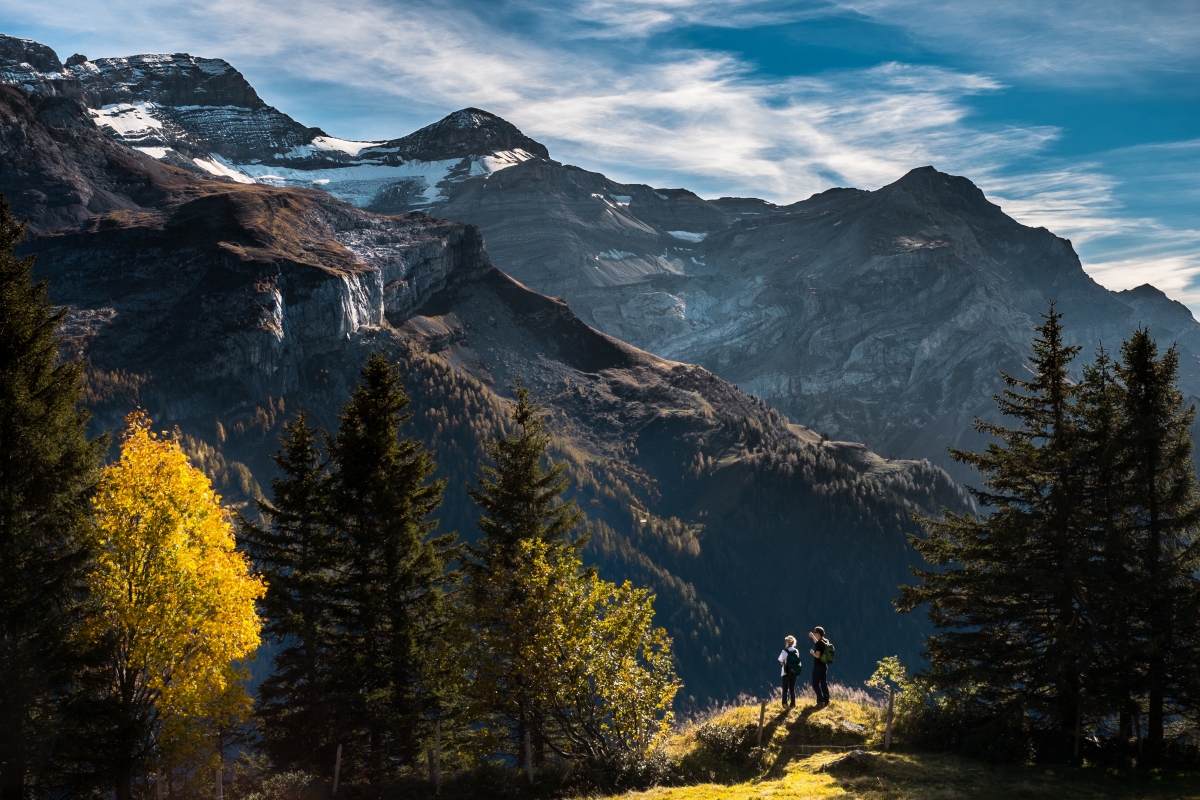 登山的旅行者4K风景图片