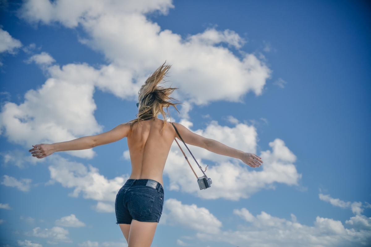 年轻女子 苗条身材 裸背 牛仔裤子 蓝色天空 个性艺术7k图片