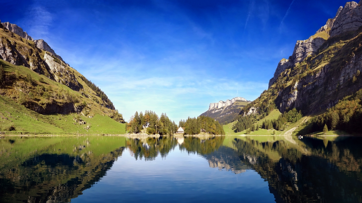 瑞士阿尔卑斯山脉的一个湖泊风景3840x2160壁纸