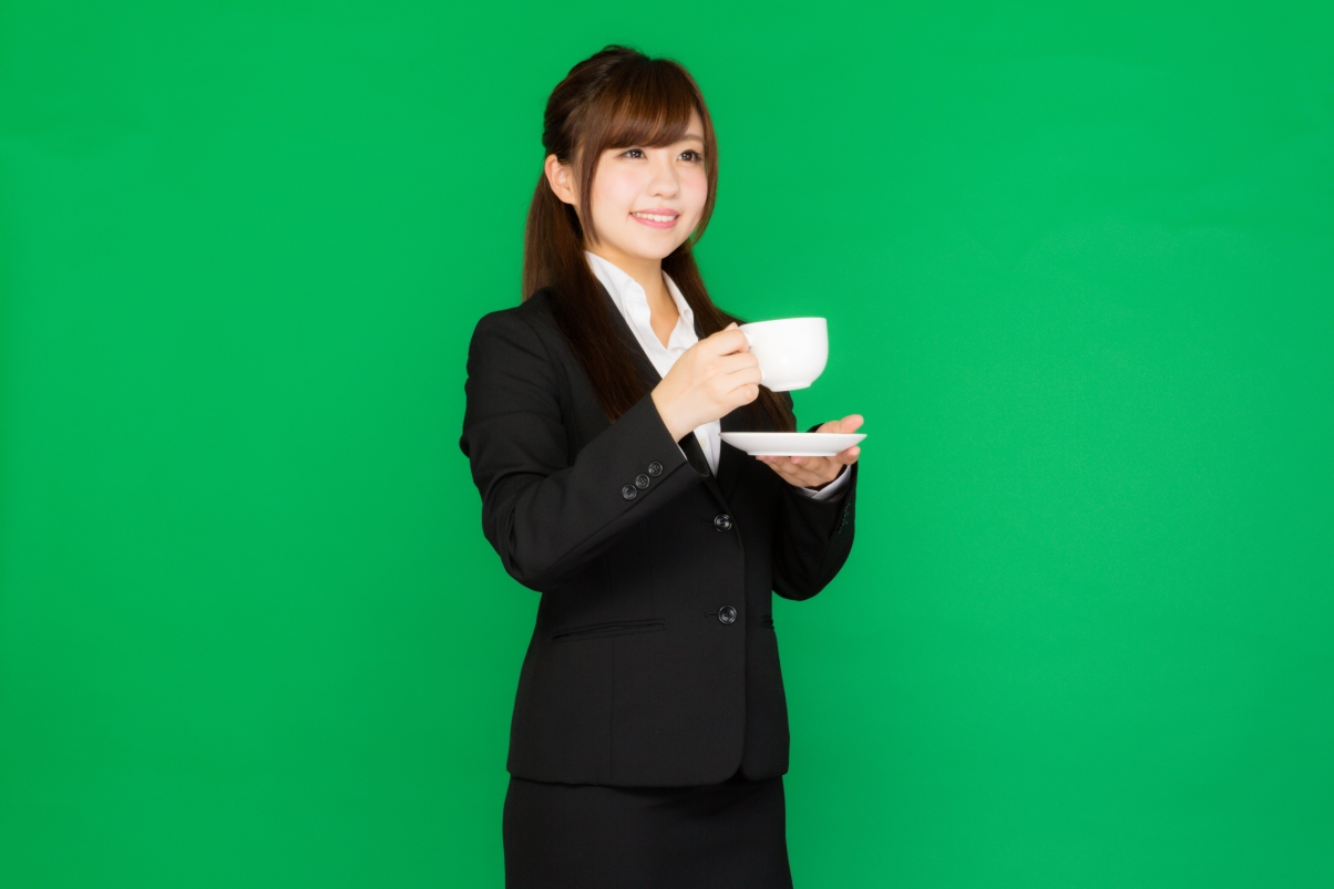 喝咖啡职业女性绿色背景5k图片