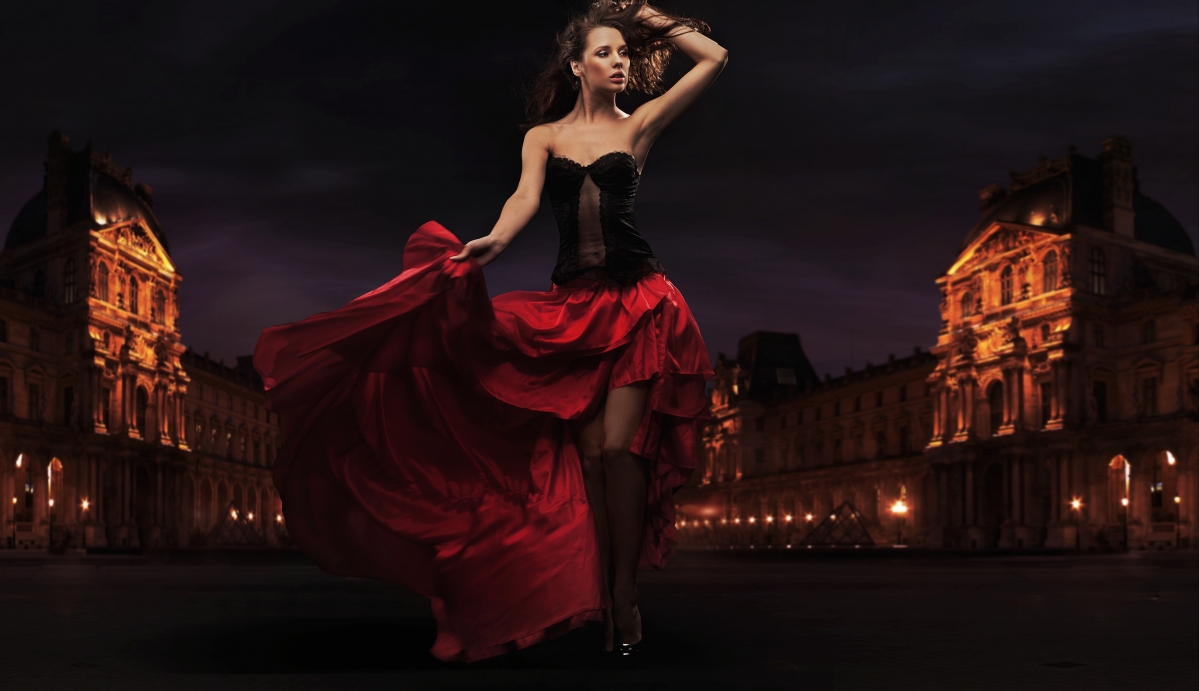 俄罗斯城市街头穿红礼服裙的女郎4K壁纸