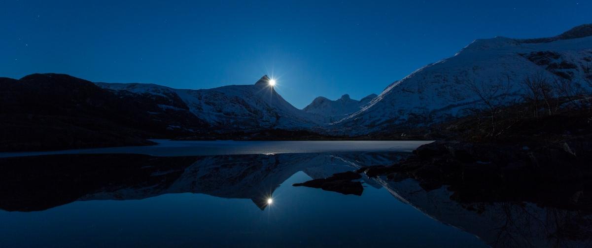 晚上,月亮,湖泊,挪威风景3440x1440壁纸