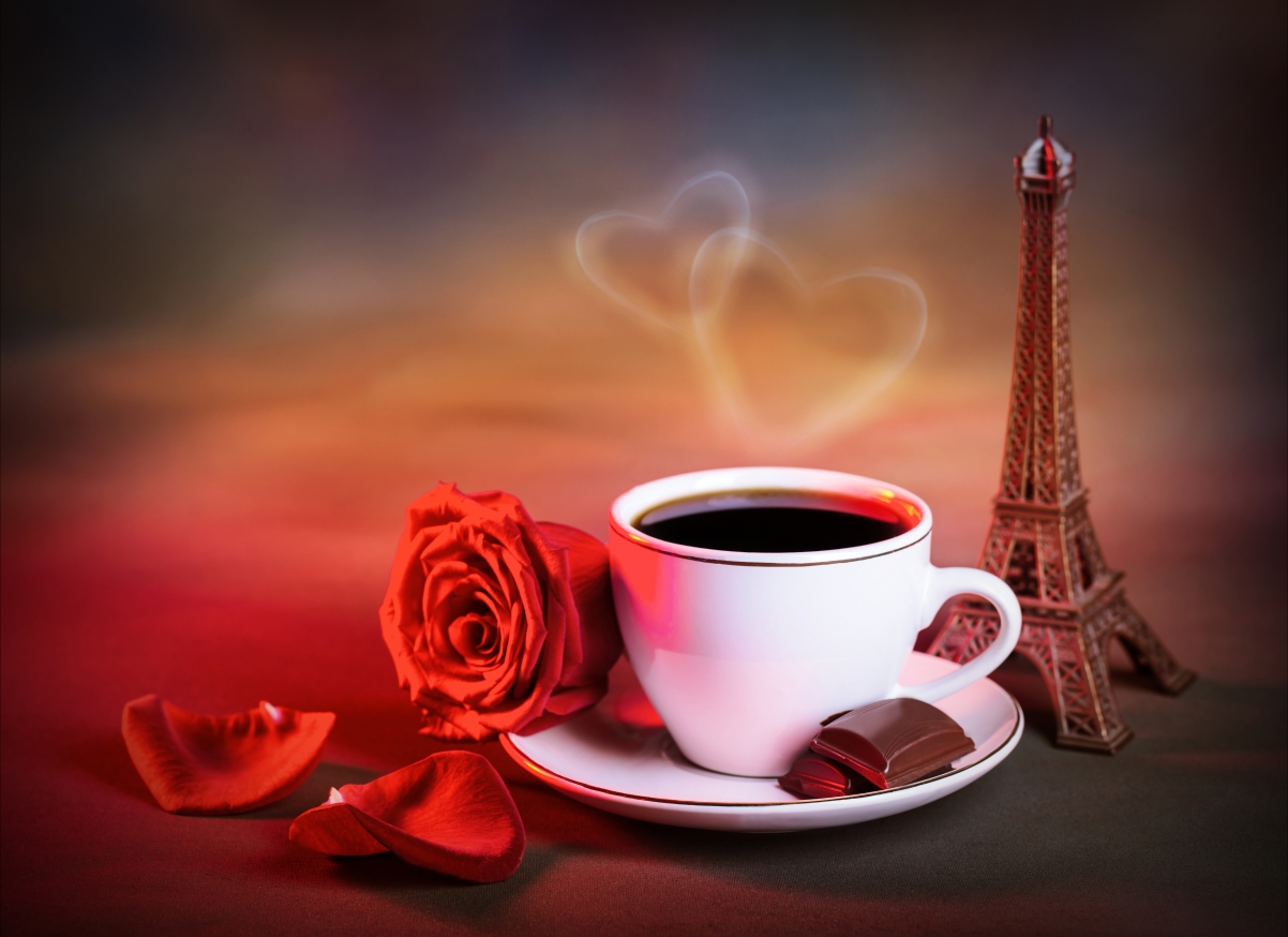 七夕 情人节 埃菲尔铁塔模型 咖啡 爱心 红色玫瑰 花瓣 图片