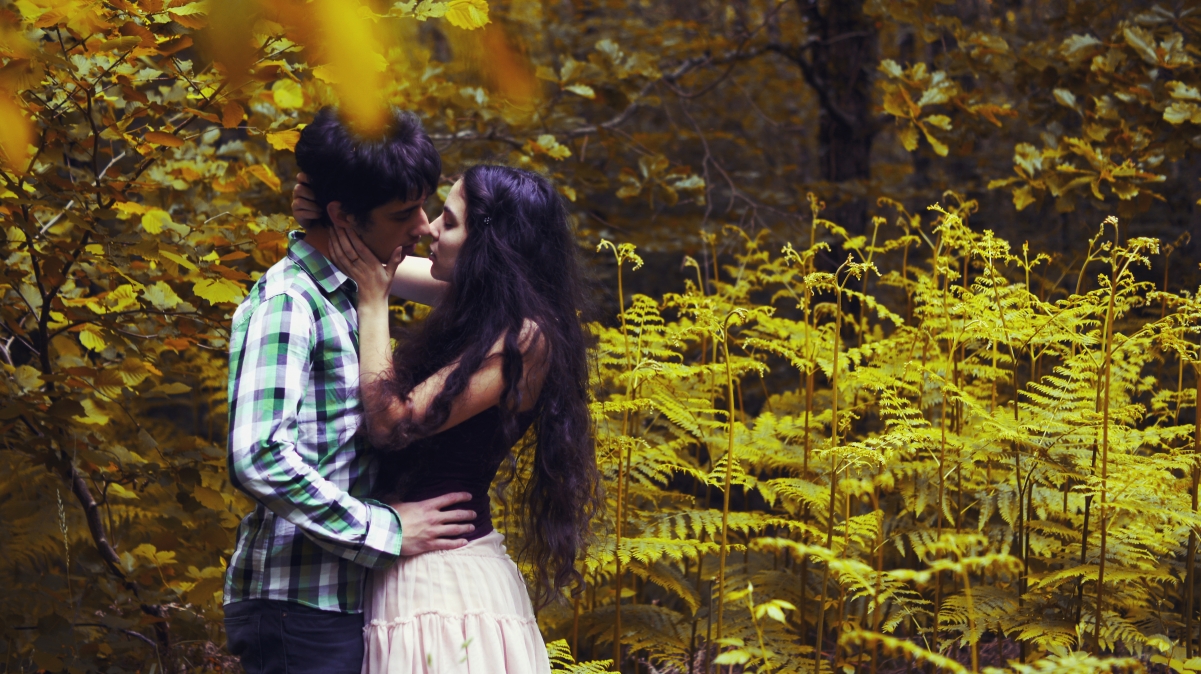 森林 男孩 女孩 黑发 情侣 接吻 4K壁纸