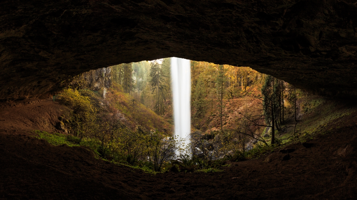 瀑布之眼 洞穴 4K风景壁纸