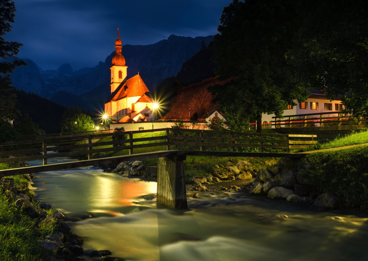 德国 巴伐利亚阿尔卑斯山 圣塞巴斯蒂安教堂 河 夜晚 桥 4K风景壁纸