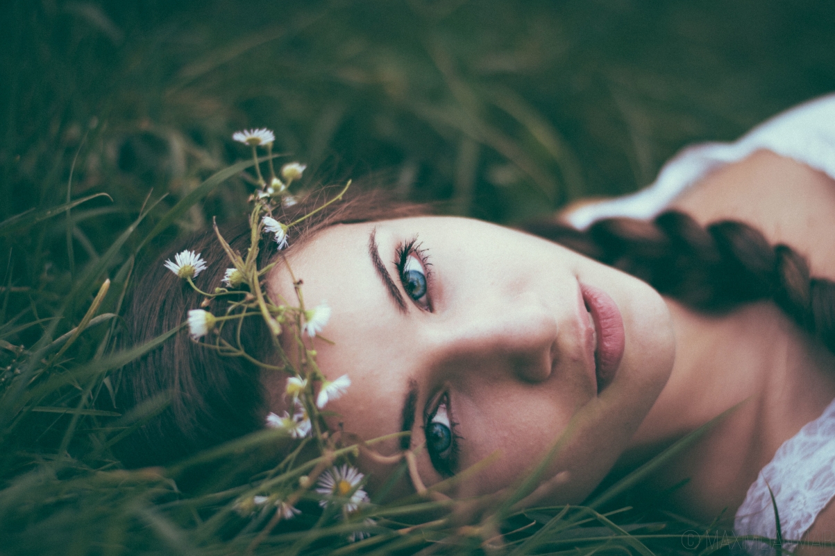 黑发 花圈 躺在草地上的美女4k壁纸