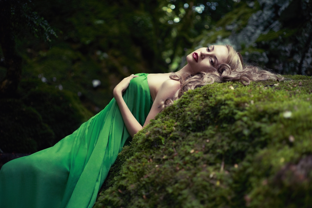 金发美女 绿色连衣群 户外 树林 石头 躺着 性感诱惑 5K壁纸